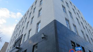 シャッターが閉まっている、ライトアップもされない