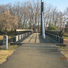 御所沼にかかる天神橋です。奥に古河公方跡地があります。