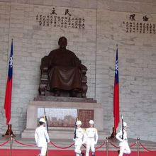 蒋介石像と衛兵