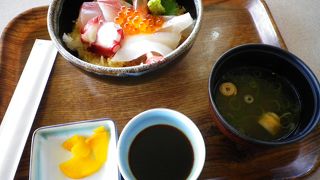 海鮮丼がおすすめ　ランチをたべましょう