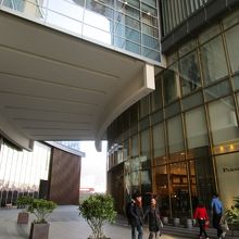 ロッテマートとデパートの間にあるスペース　ブランコもありまし