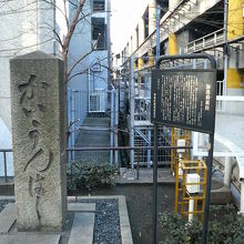 首都高のガード下近くに建っています。