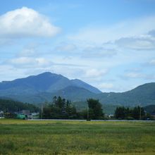 コシヒカリの稲田と国上山