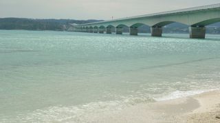 真っ直ぐに伸びた美しい橋