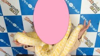 幸運の白蛇と写真撮ってきました★