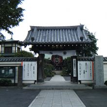 岩槻大師の山門、昭和60年代に改築された。