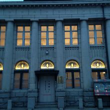 ずっしりした町並みに溶け込んだ外観