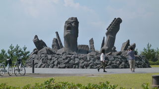 力強い巨大な像があります