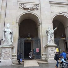 入口の両側に立派な彫像が飾ってあります