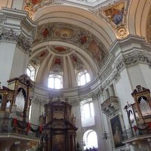 主祭壇の両側にパイプオルガンが置かれています