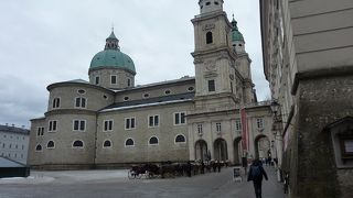 レジデンツ広場に面した大聖堂でヨーロッパ最大級のパイプオルガンが知られています