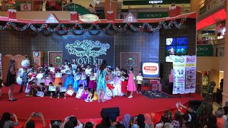 何かのコンテスト？地元の方たちで盛り上がっていました。