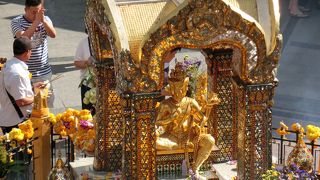 チャットロム駅を出てスカイウォークから見るエラワン・プーム