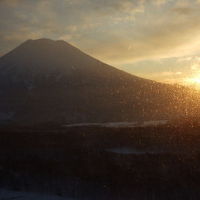 元旦の朝、窓を開けると朝日に映える羊蹄山が美しい