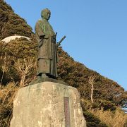 室戸岬を見つめる銅像