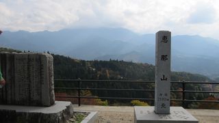 展望台から雄大な恵那山が見える。