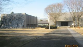 広大な敷地にある近代的な歴史館です。