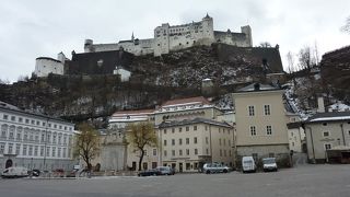丘の上に建つ堅牢な城塞です