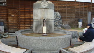 深さもあり、流れ出るお湯の量も多い