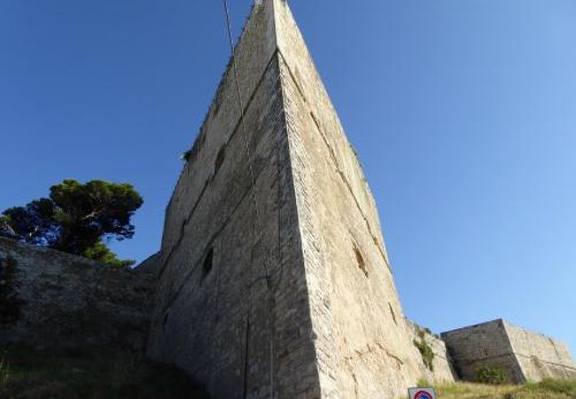 ビエステのお城は現在でもイタリア軍の基地に使用されています♪