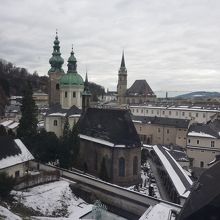 ケーブルカーから見える教会と墓地