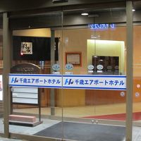 メイン通りの交差点に位置し、場所はわかりやすい