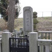 墓があるのは壇ノ浦合戦エリアからは少し離れた場所になります