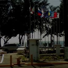 戦勝国の国旗がたなびくランディングビーチの記念碑