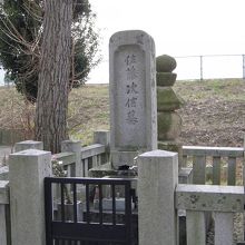 敷地の東側に佐藤継信の墓があります