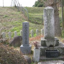 敷地の西側には太夫黒の墓があります