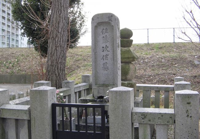 墓があるのは壇ノ浦合戦エリアからは少し離れた場所になります