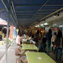 店の前にテーブルがあり、座って食べられるのが良い