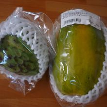アテモヤ200円　パパイヤ300円