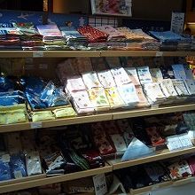 所狭しと商品が並ぶ。