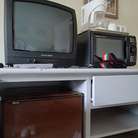 冷蔵庫にテレビ、電子レンジ、コーヒーメーカーなどは有。