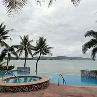 プールは小さいながらもインフィニティ仕様。