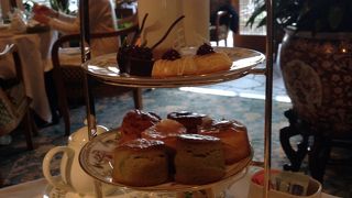 日本庭園を臨むアフタヌーンティ。