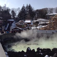 右奥が建て替え工事中の「熱の湯」
