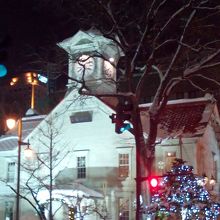 正面玄関は記念撮影の順番待ちも