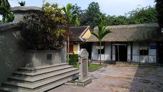 墓と住居があります