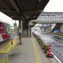 盛駅。線路のあった場所は道路に。向かい側は三陸鉄道南リアス線