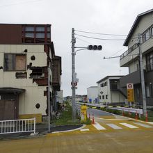 BRT専用道にはこのように踏切がある