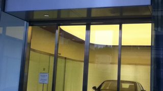 入口横にベントレ―が展示されていた