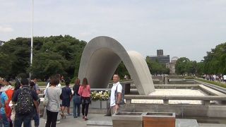 公園の中央にあります