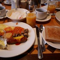 ある日の朝食、イギリスパンにソーセージ、チーズ、煮豆