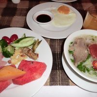 朝食。卵料理とフォー。