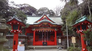 色鮮やかな社殿です