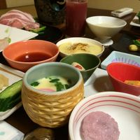 夕食は食べきれないくらいのお料理。