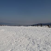 展望台の広場は一面雪景色