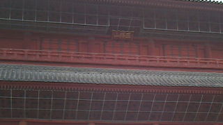 重厚感ただよう赤い三解脱門